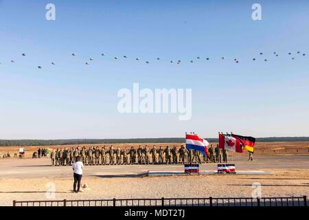 Die 20th Annual Randy Oller Memorial Operation Toy Drop ist eine jährliche Luftlandeoperation der US Army Reserve, die am 1. Dezember 2017 in der Sicily Drop Zone in Fort Bragg, North Carolina durchgeführt wird. Das Archivbild zeigt Fallschirmjäger in Formation, die während der multinationalen Übung, die vom United States Army Civil Affairs & Psychological Operations Command (Airborne) veranstaltet wird, schwedische Sprungflügel erhalten haben. Der historische Fotodruck dokumentiert alliierte Qualifizierungs- und luftgestützte Bereitschaftsaktivitäten. Stockfoto