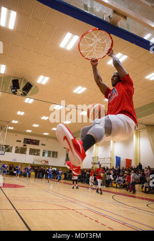 171203-N-EJ 549-669 SHAPE, Belgien (Nov. 29, 2017) Streitkräfte der Vereinigten Staaten Basketball Team Mitglied führt einen Slam Dunk beim Obersten Hauptquartier der Alliierten Mächte in Europa (SHAPE) Fitnesscenter, vor dem abschließenden Spiel der 2017 Form internationaler Basketball Turnier. Die jährliche Veranstaltung bringt Teams aus der ganzen Welt Für freundliche Konkurrenz und Partnerschaft an prominenter NATO-Installation. (U.S. Marine Foto von Informationssystemen Techniker Seemann Daniel Gallegos/Freigegeben) Stockfoto