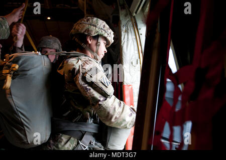 Operation Toy Drop ist ein jährlich in Fort Bragg, North Carolina, stattfindendes Luftlandetraining und Gemeindebesuch-Event der United States Army, das als die größte kombinierte Luftlandeoperation mit Partnerländern gilt. Das Archivbild dokumentiert einen Fallschirmjäger, der während der Veranstaltung 2017 ein Lockheed C-130 Hercules-Flugzeug verließ. Stockfoto