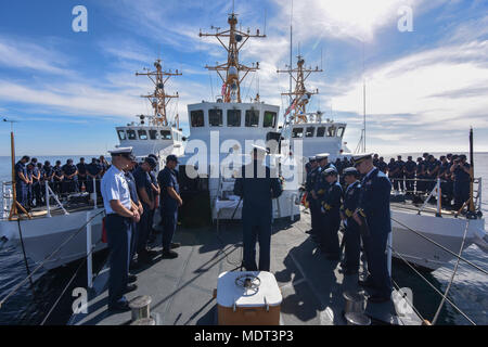 Lt.Cmdr. Jason Dipinto liefert ein Gebet während einer Gedenkfeier für Senior Chief Petty Officer Terrell Horne an Bord der Coast Guard Cutter Heilbutt (WPB -87340) in der Nähe von Smuggler's Cove, Florida, Dez. 2, 2017. Horne starb nach erlag Verletzungen während einer Strafverfolgung betrieb Dez. 2, 2012. (U.S. Coast Guard Foto von Petty Officer 1st Class markieren Barney) Stockfoto