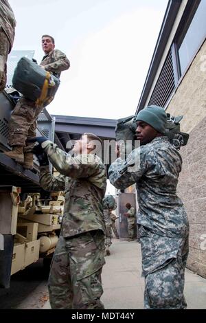 Die Operation Toy Drop 2017 fand am 2. Dezember 2017 in Pope Field, North Carolina, statt und wurde vom United States Army Civil Affairs and Psychological Operations Command (Airborne) veranstaltet. Das Archivbild dokumentiert einen Soldaten der 982nd Combat Camera Company (Airborne), der während der 20th Annual Randy Oller Memorial multinational Airborne Übung Fallschirme erhielt. Stockfoto