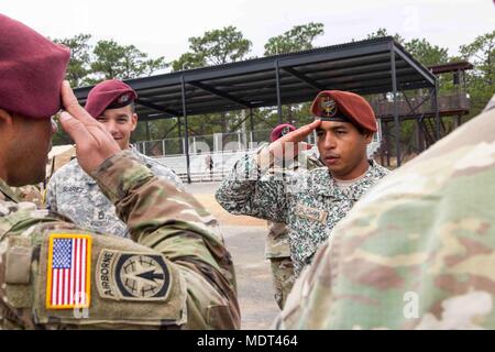 Operation Toy Drop 2017 war die 20. Jährliche Randy oler Memorial Airborne-Veranstaltung, die am 2. Dezember 2017 in Fort Bragg, North Carolina, durchgeführt wurde. Das Archivbild dokumentiert einen kolumbianischen Jumpmaster, der einen Fallschirmjäger der US-Armee während einer Wing Pinning Zeremonie in der Drop Zone von Sizilien grüßt. Stockfoto