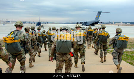 Fallschirmjäger teilnehmenden in Betrieb Spielzeug Drop machen ihren Weg über Papst Flugplatz auf einer C-17 Globemaster III, Dez. 2, 2017, Fort Bragg, North Carolina zu begeben. Die 20. jährliche Randy Oler Memorial Betrieb Spielzeug Drop ist der weltweit größte kombinierten Betrieb mit acht Partner nation Fallschirmjäger teilnehmenden und Soldaten erlaubt, die Möglichkeit, auf ihren militärischen beruflichen Spezialgebiet zu trainieren, pflegen ihre Bereitschaft, in die Luft und wieder zurück in die lokale Gemeinschaft zu geben (U.S. Armee finden Foto von Sgt. William A. Parsons) (freigegeben) Stockfoto