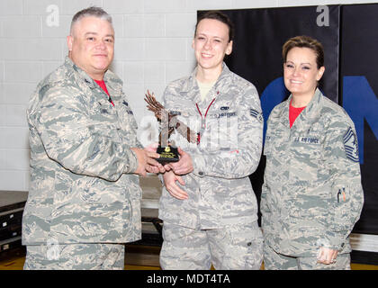 Im Dezember bohren Oberst Ken Eaves, UAD-2 Bomb Wing Commander, und Chief Master Sgt. Jessica beizulegen, UAD-2 Bomb Wing command Chief, präsentierte Älterer Flieger Jael Watson mit dem 2017 Flieger des Jahres Award für ihren hervorragenden Service. (U.S. Air National Guard Foto von Airman 1st Class Halley Burgess) Stockfoto