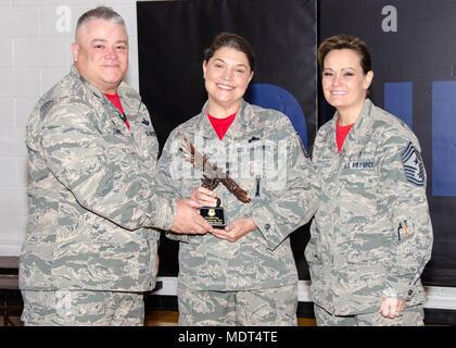 Im Dezember bohren Oberst Ken Eaves, UAD-2 Bomb Wing Commander, und Chief Master Sgt. Jessica beizulegen, UAD-2 Bomb Wing command Chief Master Sgt, vorgestellt. Kirsten Inwood mit den 2017 ersten Sgt. des Jahres Award für ihren hervorragenden Service. (U.S. Air National Guard Foto von Airman 1st Class Halley Burgess) Stockfoto