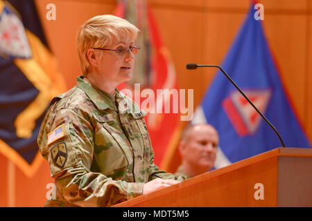 Command Sgt. Maj. Diana Staton, die eingehenden Führungskraft für 60th Truppe Befehl eingetragen, Adressen das Publikum bei einem Wechsel der Verantwortung Zeremonie am Joint Force Headquarter das North Carolina National Guard in Raleigh, North Carolina, 2. Dezember 2017. Staton, der derzeit über 29 Jahren im Dienst, war zuvor die 113 Spezielle Truppen Battalion Command Sergeant Major. (U.S. Army National Guard Foto: Staff Sgt. Maria Junell, 382 Öffentliche Angelegenheiten Ablösung/Freigegeben) Stockfoto