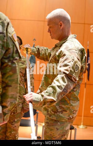 Command Sgt. Maj. Kevin Whitaker, die führungsperson (SEL) für 60 Truppe Befehl eingetragen, prüft ein noncommissioned officer Schwert, nachdem es ihm während einer Änderung der Verantwortung Zeremonie am Joint Force Headquarter das North Carolina National Guard in Raleigh, North Carolina, Dez. 2, 2017 übergeben wurde. Die Verabschiedung des Schwert von den ausgehenden SEL für den Commander und dann an die eingehenden SEL bedeutet den Übergang der Verantwortung von Soldaten der Organisation aus der früheren Soldaten leader, die eingehenden. (U.S. Army National Guard Foto: Staff Sgt. Maria Junell, 382 Pu Stockfoto