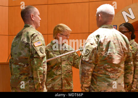 Command Sgt. Maj. Diana Staton, die eingehenden senior Soldaten leader (SEL) für 60 Truppe den Befehl, inspiziert ein noncommissioned officer Schwert, nachdem er bei einem Wechsel der Verantwortung Zeremonie an der gemeinsamen Kraft von North Carolina National Guard Hauptsitz in Raleigh, North Carolina, Dez. 2, 2017 ihr übergeben wurde. Die Verabschiedung des Schwert von den ausgehenden SEL für den Commander und dann an die eingehenden SEL bedeutet den Übergang der Verantwortung von Soldaten der Organisation aus der früheren Soldaten leader, die eingehenden. (U.S. Army National Guard Foto: Staff Sgt. Maria Junell, 382 Öffentliche Af Stockfoto