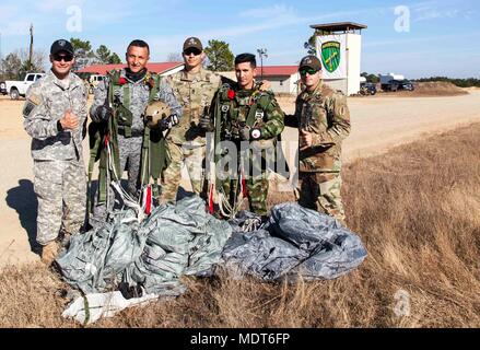 Operation Toy Drop in Camp Mackall, North Carolina, am 4. Dezember 2017, umfasste gemeinsame Luftlandeoperationen mit der US-Armee und Paratroopern. Das Archivbild dokumentiert multinationale militärische Ausbildung und operative Zusammenarbeit. Stockfoto