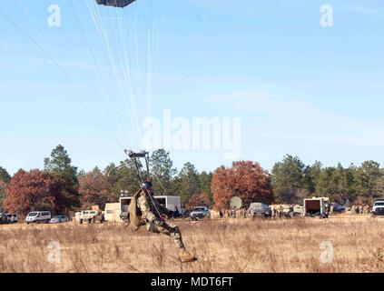 Die Operation Toy Drop 2017 wurde am 4. Dezember 2017 in Camp Mackall, North Carolina, durchgeführt und BEINHALTETE eine High Altitude Low Opening (HALO) in die Luzon Drop Zone. Das archivierte Fotoarchiv dokumentiert multinationales Flugtraining, das vom U.S. Army Civil Affairs & Psychological Operations Command (Airborne) durchgeführt wird. Stockfoto