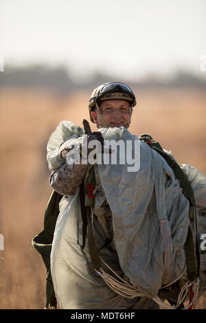 Partner nation Fallschirmjäger Spaziergänge aus Luzon Drop Zone während des 20. jährlichen Randy Oler Memorial Betrieb Spielzeug Tropfen an MacKall Army Airfield, N.C., Dez. 4, 2017. Dieses Jahr, acht Länder beteiligt sind und sie gehören; Kolumbien, Kanada, Lettland, den Niederlanden, Schweden, Italien, Deutschland und Polen. Betrieb Spielzeug Fallen, bewirtet durch die US-Armee die zivilen Angelegenheiten & psychologische Operations Command (Airborne) ist die größte kombinierte Betrieb weltweit durchgeführt. Die Veranstaltung der Soldaten erlaubt, die Möglichkeit, auf ihren militärischen beruflichen Spezialgebiet zu trainieren, pflegen Ihre airborne Bereitschaft, Stockfoto