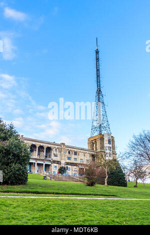 Alexandra Palace, einem denkmalgeschützten Unterhaltung und Sport Veranstaltungsort im Norden von London, Großbritannien, zeigt die alte BBC-TV-Sender mast Stockfoto