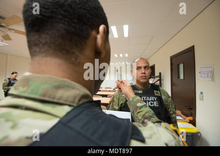 U.S. Army Staff Sgt. Sergio Lopez, der schinnen Provost Marshall Büro in der US-Armee Garnison Benelux zugeordnet, folgt den Stift durch die US-Armee Sgt. Chase Sykes, wie Sykes führt eine horizontale Anstarrennystagmus Test während Standardfeld-nüchternheittest Training auf chièvres Air Base, Belgien, Dez. 5, 2017. Die Soldaten praktiziert, die Feld-nüchternheittests Strafverfolgung Zertifizierung zu erhalten. (U.S. Armee Foto von visuellen Informationen Spezialist Pierre-Etienne Courtejoie) Stockfoto