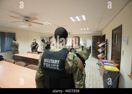 U.S. Army Staff Sgt. Sergio Lopez, der schinnen Provost Marshall Büro in der US-Armee Garnison Benelux zugeordnet, erklärt, wie eine horizontale Anstarrennystagmus Test zu U.S. Army Sgt. Chase Sykes, während Standardfeld-nüchternheittest Training auf chièvres Air Base, Belgien, Dez. 5, 2017. Die Soldaten praktiziert, die Feld-nüchternheittests Strafverfolgung Zertifizierung zu erhalten. (U.S. Armee Foto von visuellen Informationen Spezialist Pierre-Etienne Courtejoie) Stockfoto