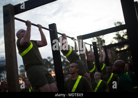 Neue Rekruten zu tun Pullups während einer anfänglichen Stärke testen. Um zu beginnen das Training mit Delta Unternehmen diese Rekruten müssen in der Lage sein, 44 Knirschen in 2 Minuten zu tun, drei Pullups und 1,5 km laufen in 13 Minuten, 30 Sekunden. (Foto von Lance Cpl. Carlin Warren) Stockfoto