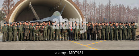 Bürgermeister der Stadt Gwangju, Jang Hyun Yoon, US Air Force Mitglieder und Kursteilnehmer und Ausbilder Piloten aus dem 1 Fighter Wing, Gwanju Air Base, posieren für ein Gruppenfoto vor der F-22 Raptor, Dez.07, 2017, unter Gwanju Air Base, Republik Korea. Der Bürgermeister war in der Lage, die wichtigsten Führer der Wachsam Ace Übung in Gwangju AB zu sprechen. (U.S. Air Force Foto von älteren Flieger Jessica. H. Smith) Stockfoto