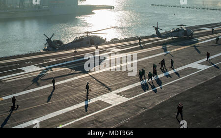 171204-N-JC 445-025 Norfolk, VA (31. 4, 2017) Zwei MH-60R Meer Falken zu Hubschrauber Maritime Strike Squadron (HSM) 70 Länder an Bord der Flugzeugträger USS George H.W. befestigt Bush (CVN 77). Das Schiff ist im Hafen Norfolk, Virginia, die Durchführung von routinemäßigen Wartung nach einer 7-monatigen Einsatz zur Unterstuetzung der Maritime Security Operations und Theater Sicherheit Zusammenarbeit in den USA am 5. und 6 Flotte Verantwortungsbereiche. (U.S. Marine Foto von Mass Communication Specialist 3. Klasse Mario Coto / freigegeben) Stockfoto