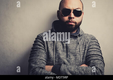 Hübscher junger Mann in der Sonnenbrille. Stockfoto
