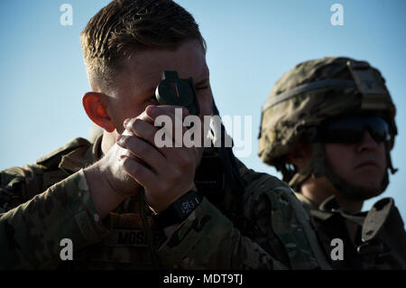 Ein US-Soldat im Kampf Unternehmen, 1-32 Infanterie, 1. Brigade Combat Team, 10 Mountain Division, die Combined Joint Task Force-Horn von Afrikas (CJTF-HOA) East African Response Force (EVFF) fire Support Team, sucht ein Ziel während der Ausbildung in Dschibuti, Afrika, Dez. 5, 2017 zugeordnet. Die Schlacht Firma Fire Support Team Training mit U.S. Army National Guard, 3.BATAILLON, 144 Infanterie Regiment, Task Force Bajonett und französischen Streitkräfte Durchführung integrierter artillerie, Rotary Wing Close Air Support (CAS) und montiert Manövrieren angreifen ein Ziel. Der Zweck der Evff ist rapidl Stockfoto