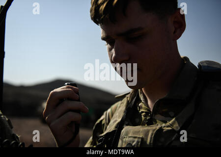 Ein US-Soldat im Kampf Unternehmen, 1-32 Infanterie, 1. Brigade Combat Team, 10 Mountain Division, die Combined Joint Task Force-Horn von Afrikas (CJTF-HOA) East African Response Force (EVFF) fire Support Team zugewiesenen Agenten, die Anrufe für die französische Unterstützung ein Ziel während der Ausbildung in Dschibuti, Afrika, Dez. 5, 2017 zu unterdrücken. Die Schlacht Firma Fire Support Team Training mit U.S. Army National Guard, 3.BATAILLON, 144 Infanterie Regiment, Task Force Bajonett und französischen Streitkräfte Durchführung integrierter artillerie, Rotary Wing Close Air Support (CAS) und montiert Manövrieren angreifen ein Ziel. Die pur Stockfoto