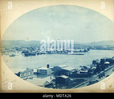 Erhöhten Blick auf die überfluteten Fluss und das West End, Brisbane,. Lage: Brisbane, Queensland, Australien Beschreibung: cyanotypie Foto. Blick über Wharf Gebäude und andere Eigenschaften auf der Stadtseite des Flusses, in Richtung überschwemmt West End und die Überreste der Victoria Bridge. Stockfoto