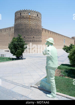 Statue eines Fotografen bei Karim Khan Schloss, eine beliebte Touristenattraktion in Schiraz, Iran Stockfoto