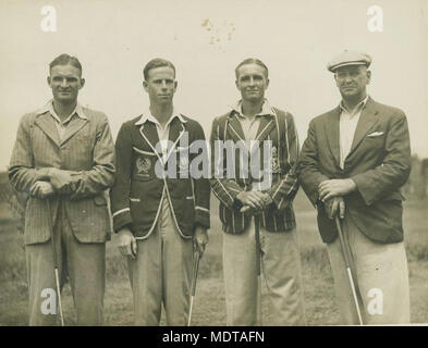 Gruppe von nicht identifizierten männlichen Golfspieler, Brisbane. Lage: Brisbane, Queensland, Australien Datum: Undatiert. Circa 1935. Beschreibung: Zwei Männer tragen Blazer mit emblemen an den Taschen und die anderen beiden sind das Tragen von Sakkos. Stockfoto