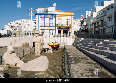 Albufeira, Portugal - 16. April: Fisherman Familie Statue im Stadtzentrum von Albufeira. Albufeira ist eine Küstenstadt in der südlichen Region der Algarve in Portugal. Es Stockfoto