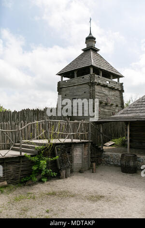 Saporischschja - Ukraine, Mai 02, 2015: Die hölzernen Turm und schützende Befestigungsanlagen im Museum von Zaporizhian Kosaken auf der Insel Khortytsia Stockfoto