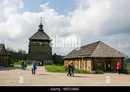 Saporischschja - Ukraine, Mai 02, 2015: Die hölzernen Turm und schützende Befestigungsanlagen im Museum von Zaporizhian Kosaken auf der Insel Khortytsia Stockfoto