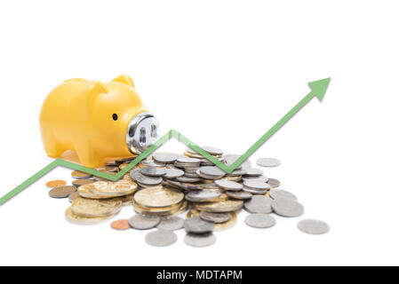 Stapel von Münzen und piggy Bank-, Spar- und Anlageentscheidungen Konzept mit zunehmender Graph auf der Oberseite. Stockfoto