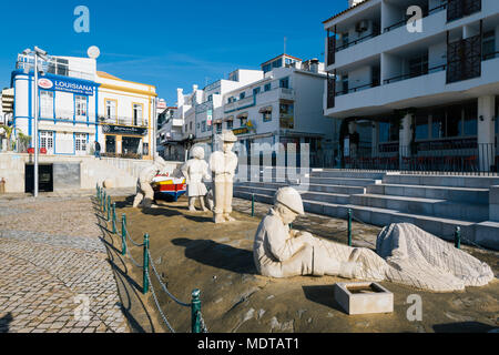 Albufeira, Portugal - 16. April: Fisherman Familie Statue im Stadtzentrum von Albufeira. Albufeira ist eine Küstenstadt in der südlichen Region der Algarve in Portugal. Es Stockfoto