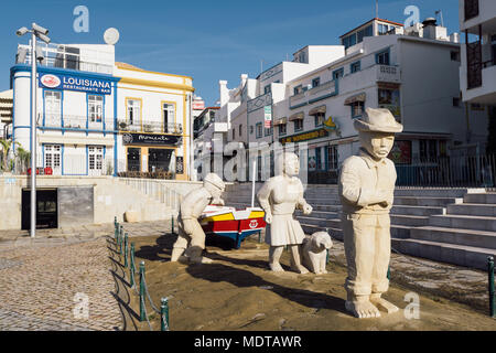 Albufeira, Portugal - 16. April: Fisherman Familie Statue im Stadtzentrum von Albufeira. Albufeira ist eine Küstenstadt in der südlichen Region der Algarve in Portugal. Es Stockfoto