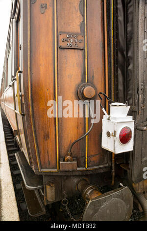 Nahaufnahme Rückansicht vintage, Teak Eisenbahn (außen) auf SVR Erbe, stationäre neben Plattform, mit der roten Lampe. Stockfoto