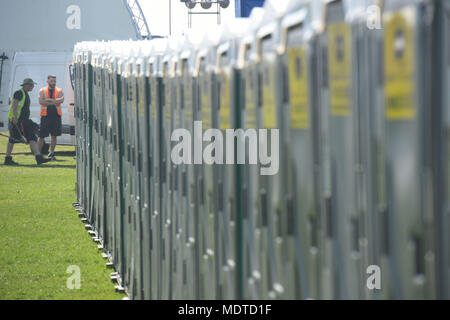 Mobile Toiletten aufgereiht in Blackheath, London, bevor am Sonntag London Marathon. Stockfoto