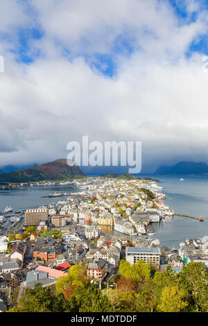 Blick auf Meer und Alesund auf der Norwegischen Küste Stockfoto