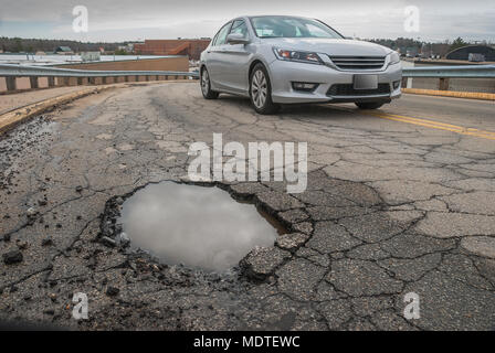 Schlagloch in der Straße mit Asphalt nach Frühling Tauwetter Stockfoto