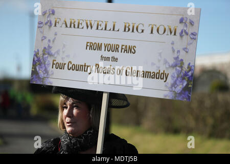 Country Music DJ Julie Healy, aus Glenamaddy, Galway, macht Ihr Weg zu St. Patrick's Kirche in Oram, County Monaghan, für die Beerdigung der Country Music Star Big Tom McBride. Bild Datum: Freitag, 20. April 2018. Siehe PA Geschichte BEERDIGUNG McBride. Photo Credit: Brian Gesetzlosen/PA-Kabel Stockfoto