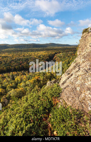 Die großen Karpfen Fluss schneidet eine Schwade durch einen farbigen Herbst Wald. Von einem Felsvorsprung auf einem Wanderweg an Porcupine Mountains Wilderness Area gesehen, Stockfoto