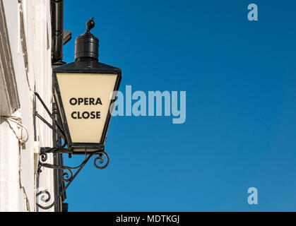 Viktorianische Licht an der Wand befestigt, mit dem Namen der Oper, in der Nähe der Market Street, Haddington, East Lothian, Schottland, Großbritannien Stockfoto