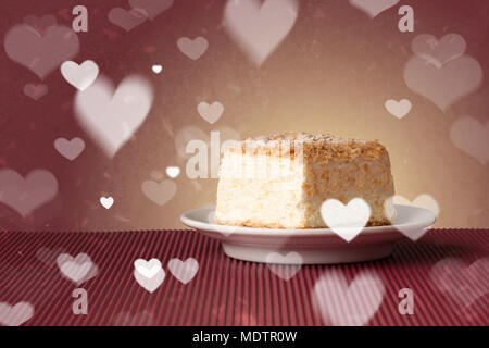 Köstliche ziemlich Party Kuchen mit Herzform Symbole auf farbigen Hintergrund Stockfoto