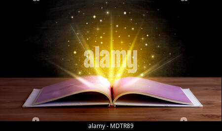 Gelbe Leuchten und Funkeln aus einem offenen Buch Stockfoto