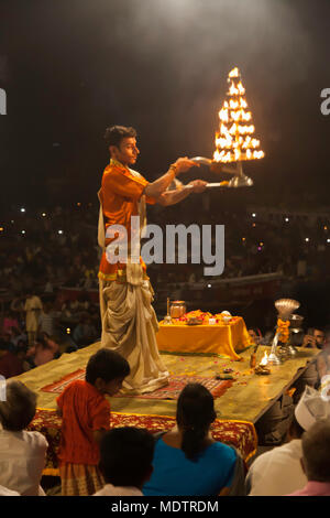 Varanasi/Indien - März 04, 2018. Die Stadt hat 88 ghats. Die meisten ghats Baden und Puja Zeremonie ghats. Stockfoto