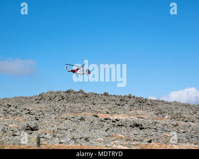 North Wales Küstenwache Hubschrauber auf Mountain Rescue Training über den Gipfel des Carnedd Dafydd in Snowdonia National Park Stockfoto