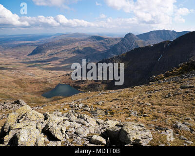 Blick über Ffynnon Lloer und der East Ridge von Pen-OLE-Wen in der Carneddau auf den Gipfel des Tryfan und der Ogwen Valley (Nant y Benglog), Snowdonia. Stockfoto