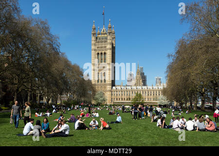 Die Victoria Tower Gardens mit dem Palast von Westminster im Hintergrund Stockfoto