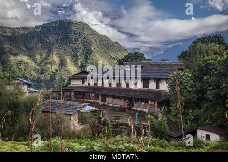 Teehaus auf der Annapurna Umrundung mit dem Himalaya im Hintergrund Stockfoto