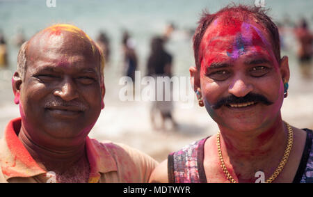 Zwei Herren genießen die Hindu Festival der Happy Holi in Goa, jeder eingeladen ist, zu beteiligen, Stockfoto