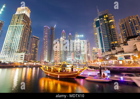 Moderne Architektur mit Sightseeing Dhow unten Türme beleuchtet in der Nacht in der Dubai Marina, Dubai, Vereinigte Arabische Emirate, Naher Osten Stockfoto