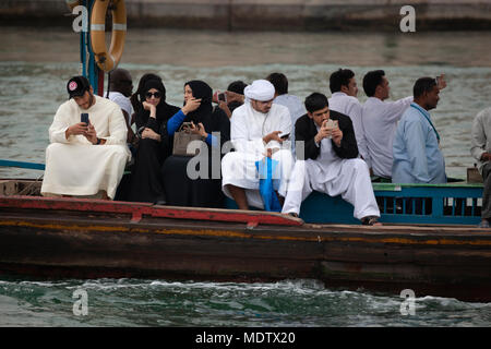 Die lokale Bevölkerung den Dubai Creek Kreuzung auf ein Abra, Dubai, Vereinigte Arabische Emirate, Naher Osten Stockfoto